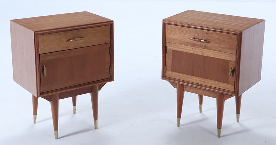A PAIR OF MID CENTURY MODERN SATINWOOD NIGHT STANDS WITH BRASS TRIM IN THE MANNER OF GIO PONTI (1 of 6)