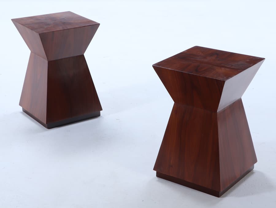 A PAIR OF WALNUT RECTANGULAR END TABLES HAVING TAPERED BODIES. (1 of 6)