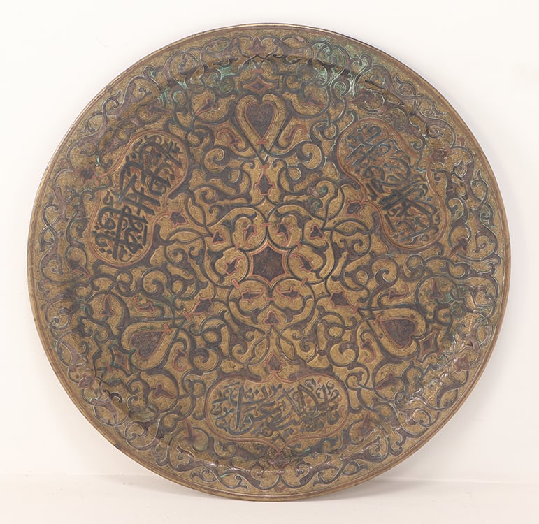 A LARGE ANTIQUE ANGLO INDIAN HAND TOOLED BRASS CHARGER. (1 of 4)