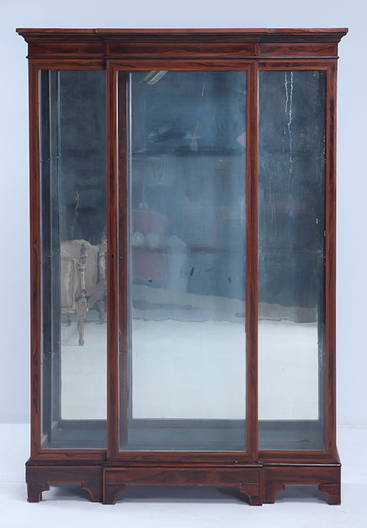 Display Cases & Vitrines