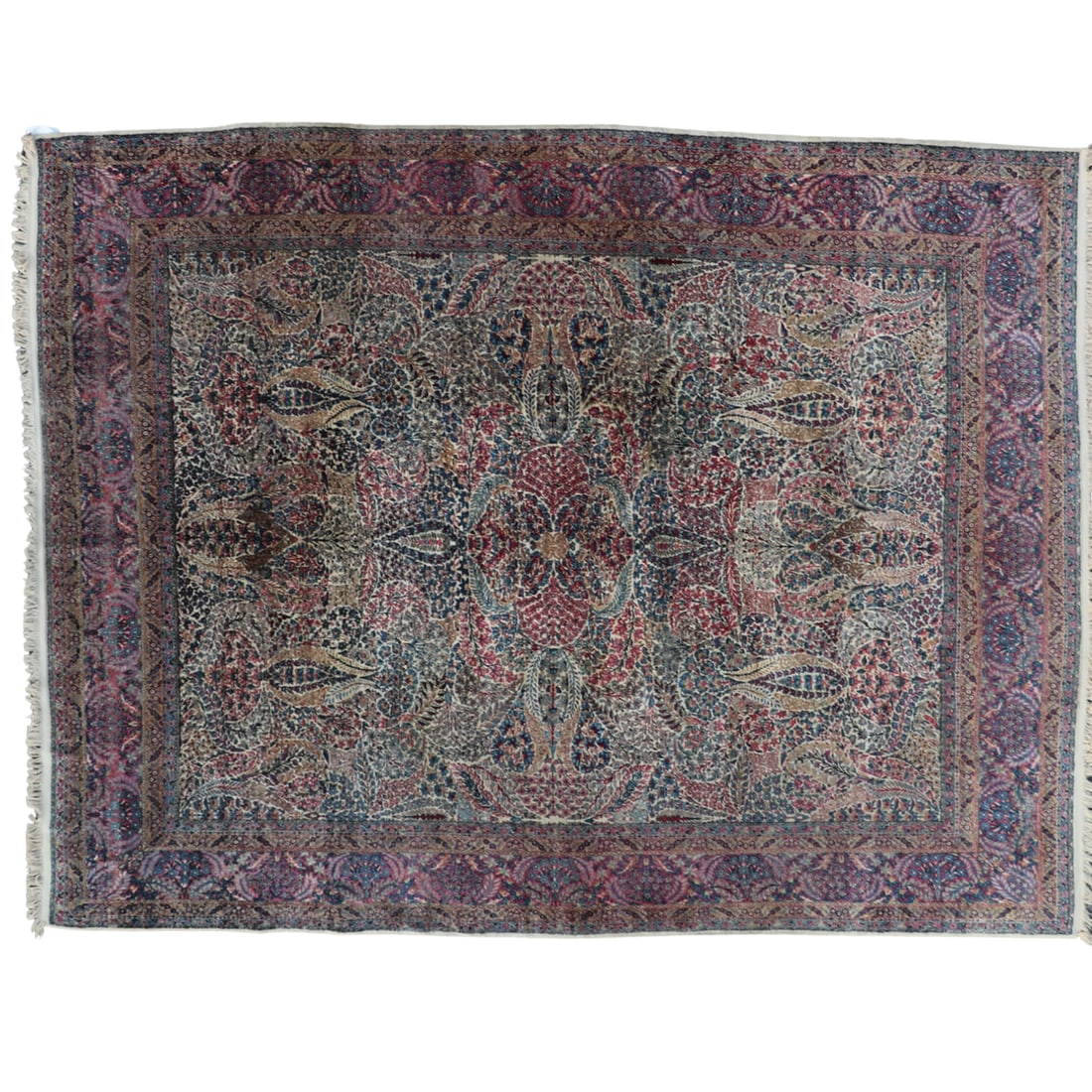 AN ANTIQUE KERMAN RUG. (1 of 4)