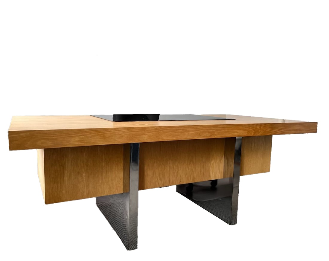 OAK EXECUTIVE DESK HAVING HAVING METAL LEGS C 1980. (1 of 1)