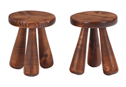 A PAIR OF HARDWOOD MILKING STOOLS IN THE MANNER OF INGVAR HILDINGSSON.