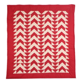 A VINTAGE HANDMADE SUMMER WEIGHT FLYING GEESE QUILT IN RED AND WHITE MOUNTED ON STRETCHER.