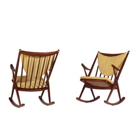 A PAIR OF MAHOGANY SPINDLE BACK ROCKING CHAIRS WITH LOOSE CUSHION UPHOLSTERY.