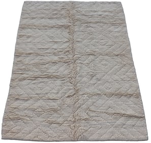 A MODERN SHAG RUG HAVING SUBTLE CHEVRON PATTERN. 5' 3" X 7' 7"