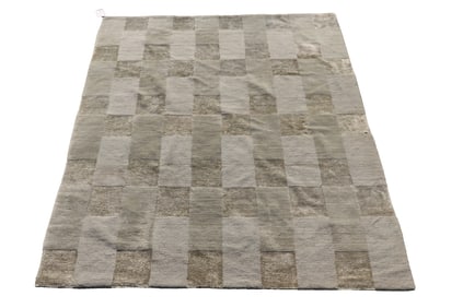 A MODERN CHECKERED HIGH LOW WOOLEN MERCERIZED COTTON RUG. 8' 11" X 5' 11"