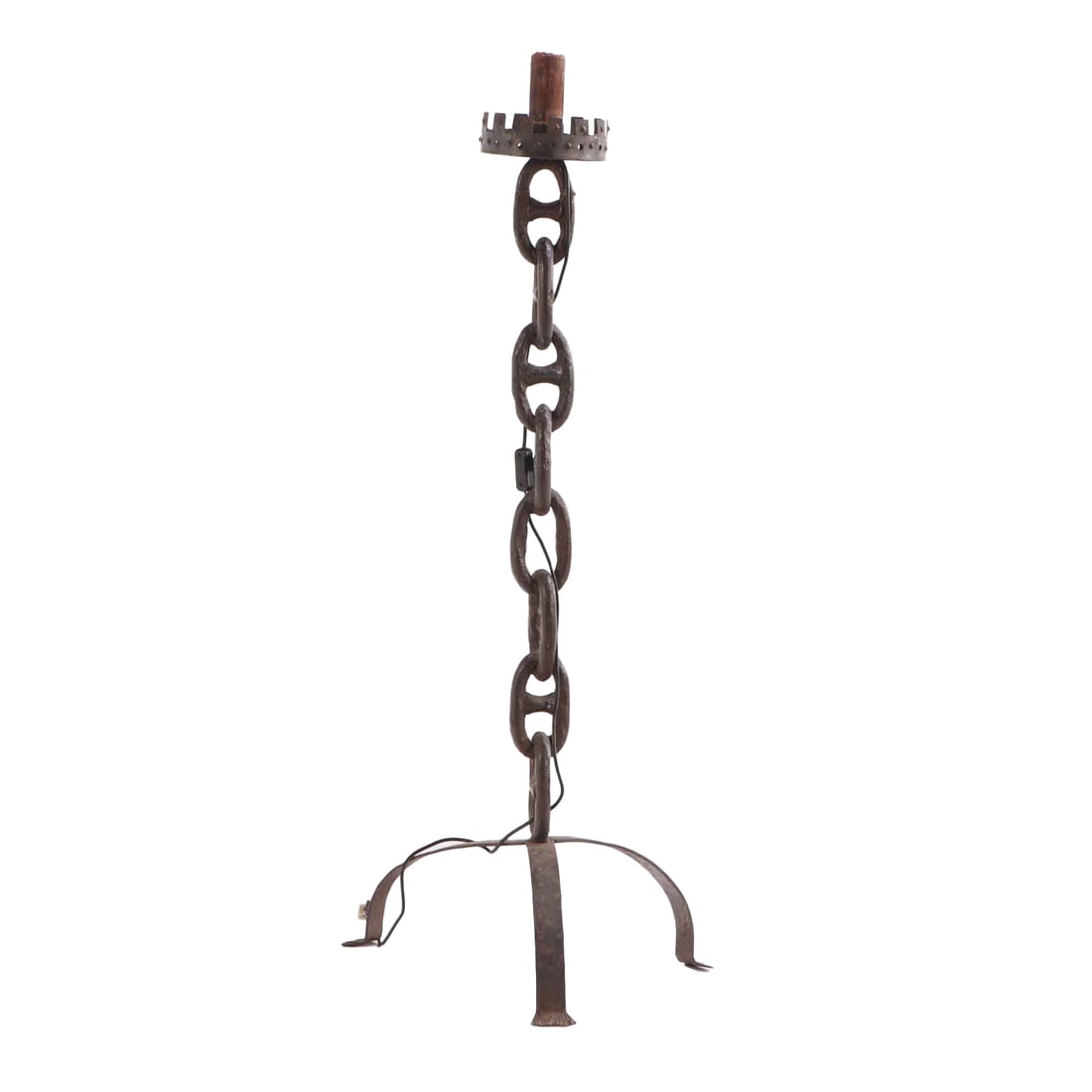 IRON FLOOR LAMP HAVING A STANDARD OF OVERSIZED CHAIN LINKS C 1950. (1 of 2)