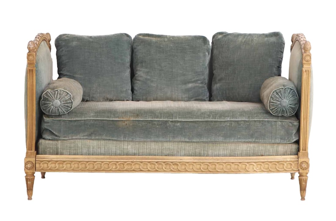 PAINTED FRENCH DAYBED HAVING A CARVED FRAME HAVING A MATTRESS AND COMPLETE SET OF CUSHIONS C 1920. (1 of 6)