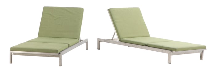 A NICE AND HEAVY PAIR OF POLISHED STEEL CHAISE LOUNGES WITH LOOSE CUSHIONS.