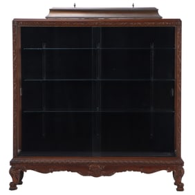 CARVED MAHOGANY DISPLAY CASE C 1910 HAVING SLIDING GLASS DOORS AND A BRASS LIGHT