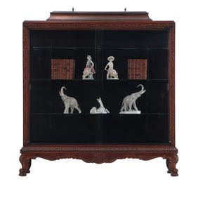 CARVED MAHOGANY DISPLAY CASE C 1910 HAVING SLIDING GLASS DOORS AND A BRASS LIGHT