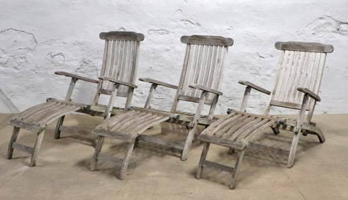 A SET OF THREE TEAK GARDEN OR DECK ADJUSTABLE CHAIRS LOUNGE CHAIRS BY BENCHSMITH.