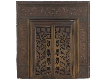 A FRENCH ART NOUVEAU BRASS FIREPLACE SCREEN HAVING FLORAL DECORATION CIRCA 1910.