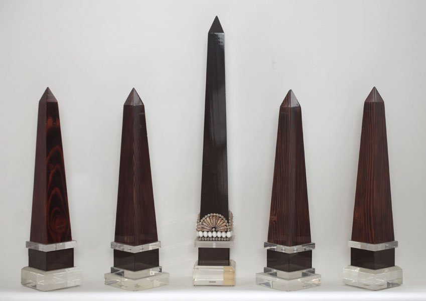 SINGLE SHELL OBELISK & SET OF 5 MATCHING OBELISKS: A set of five matching wood and lucite obelisks along with a similar form shell adorned single obelisk circa 1960. Dimensions: Ht: 21" Width: 4" Depth: 4"