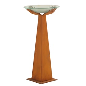 A TALL STEEL PYRAMID FORM PEDESTAL HAVING FOUR HANDS SUPPORTING A GLASS BOWL