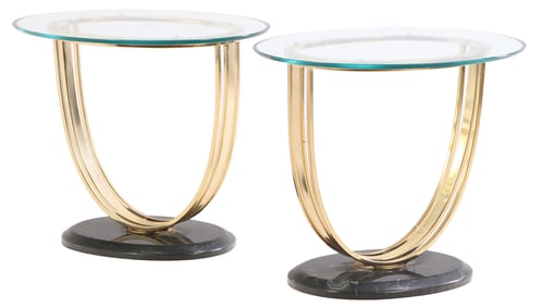 A PAIR OF ELEGANT BRASS AND GLASS END TABLES RESTING ON MARBLE BASES.
