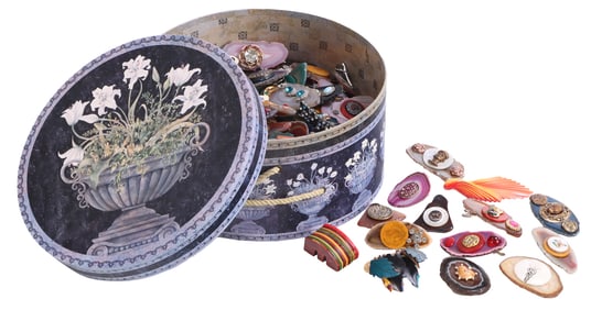 LARGE COLLECTION OF COSTUME JEWELRY PINS.