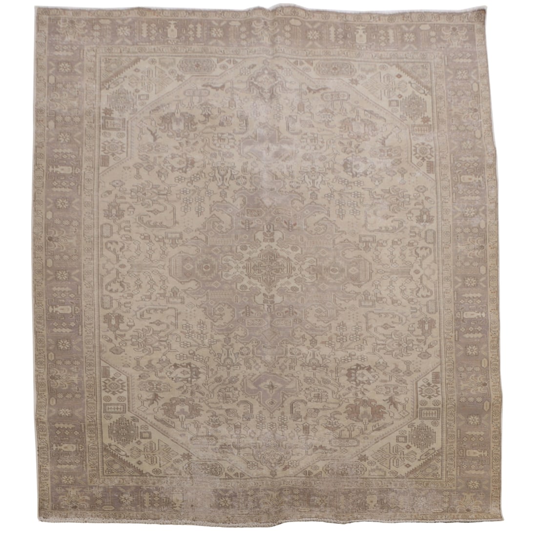 A SEMI-ANTIQUE PERSIAN TABRIZ RUG 6'7"X 9'1" (1 of 5)