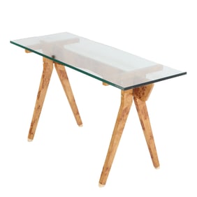 BURL WOOD CONSOLE TABLE HAVING A THICK GLASS TOP, BRASS ACCENTS AND SPLAY LEGS.