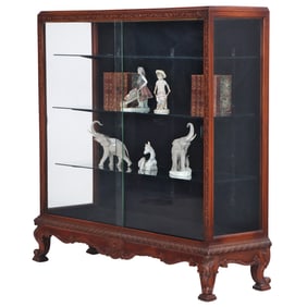 CARVED MAHOGANY DISPLAY CASE C 1910 HAVING SLIDING GLASS DOORS.