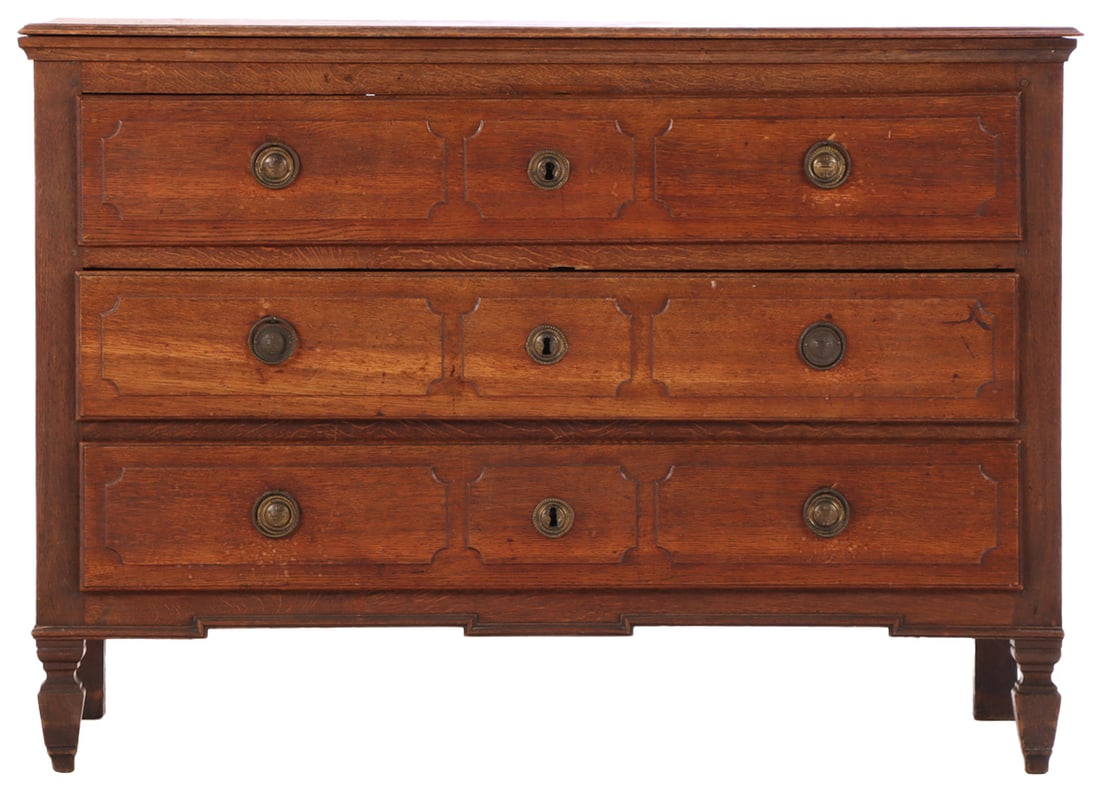 FRENCH THREE DRAWER OAK COMMODE C 1810. (1 of 6)