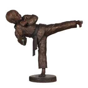 BRONZE FIGURE OF A YOUNG MALE PRACTICING MARTIAL ARTS.