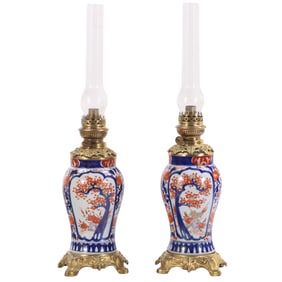 A PAIR OF IMARI VASES CONVERTED TO OIL LAMPS WITH BRONZE MOUNTS AND GLASS CHIMNEY, 19TH CENTURY.