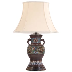 AN EARLY 20TH CENTURY JAPANESE CHAMPLEVE CLOISONNE ENAMELED BRONZE LAMP.