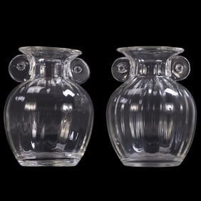 A PAIR OF DECO-STYLE CLEAR GLASS VASES IN THE FORM OF AMPHORA.
