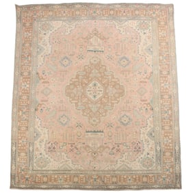 A SEMI-ANTIQUE PERSIAN TABRIZ RUG 8'X11'