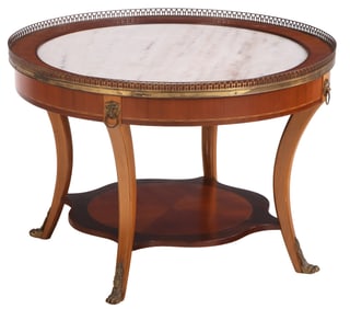 A ROUND MAHOGANY REGENCY STYLE MARBLE TOP OCCASIONAL TABLE HAVING A BRASS BOUND TOP AND