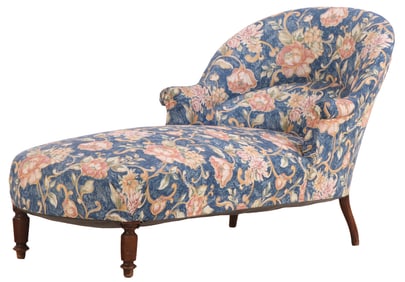 A 19TH CENTURY UPHOLSTERED CHAISE LOUNGE RESTING ON TURNED LEGS AND HAVING RECENT FABRIC