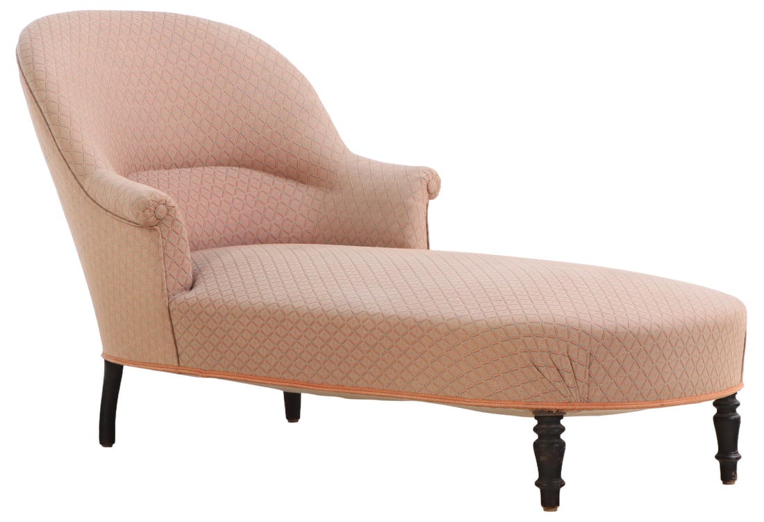 19TH CENTURY UPHOLSTERED CHAISE LOUNGE RESTING ON TURNED LEGS. (1 of 7)