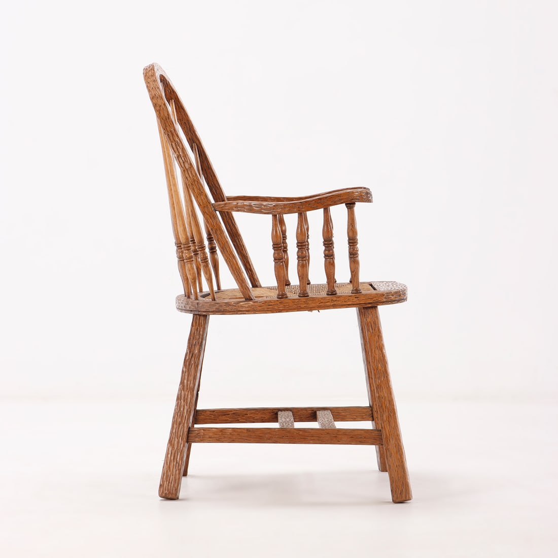 RARE PAIR OF GOUGE CARVED OAK WINDSOR CHAIRS WITH RUSH SEATS ATTRIBUTED TO JEAN-MICHEL FRANK. - 3