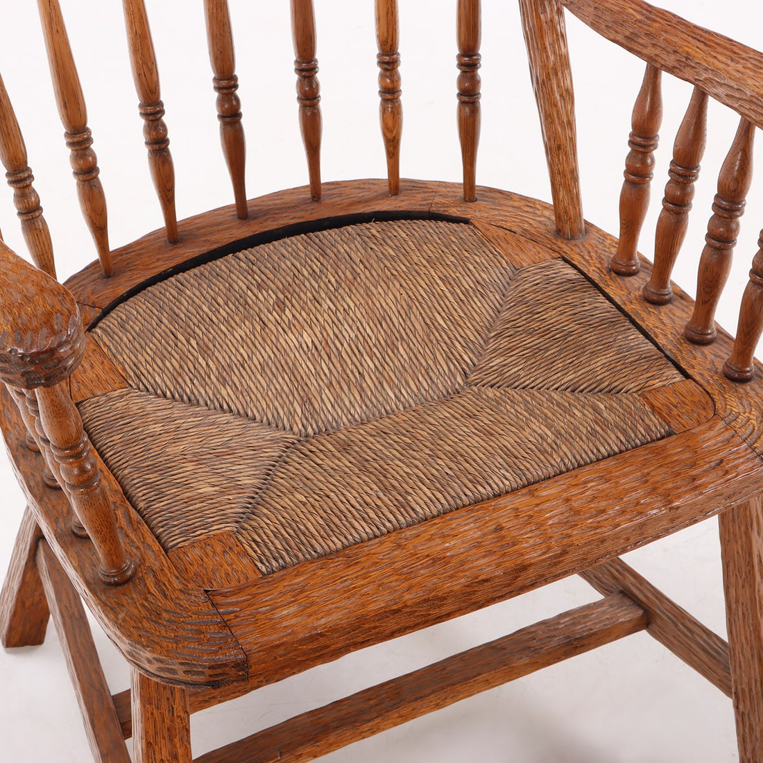 RARE PAIR OF GOUGE CARVED OAK WINDSOR CHAIRS WITH RUSH SEATS ATTRIBUTED TO JEAN-MICHEL FRANK. - 5
