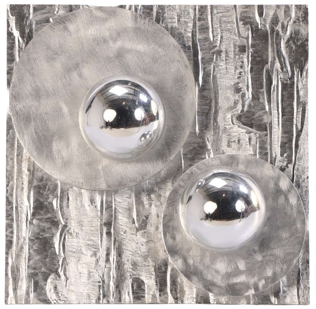 A MID CENTURY MODERN TEXTURED ALUMINUM WALL SCONCE BY LUMALUX. (1 of 5)