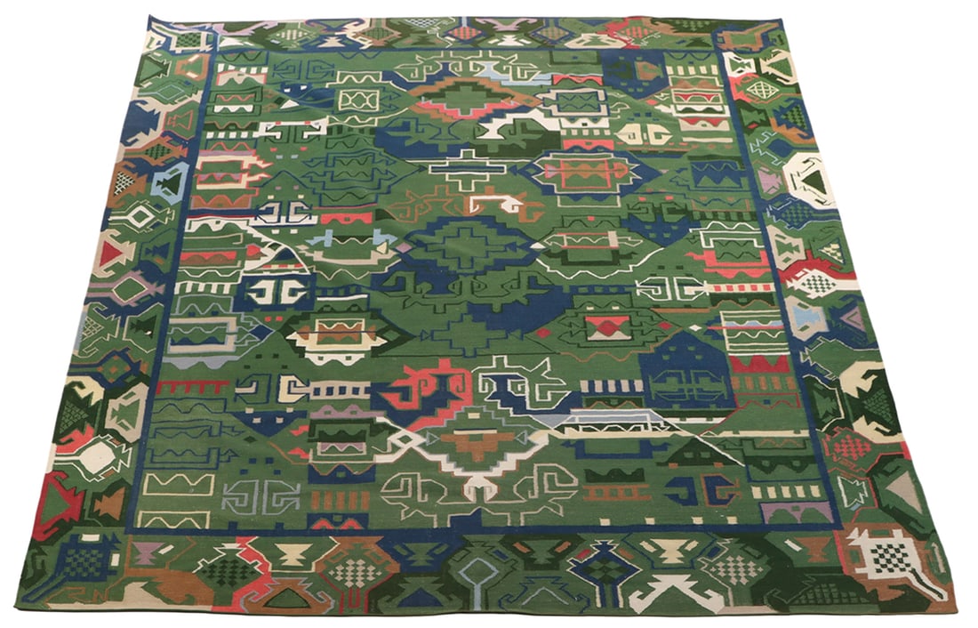 A LARGE GREEN KILIM RUG 13'5" X 10'11" (1 of 5)