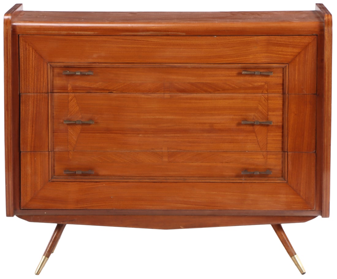THREE DRAWER MAHOGANY DRESSER ON SPLAY LEGS WITH BRASS HARDWARE C 1955. (1 of 8)