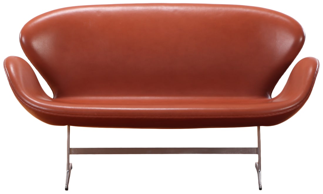 SWAN SOFA, MODEL 3321 BY ARNE JACOBSEN FOR FRITZ HANSEN. ALUMINUM AND LEATHER. (1 of 6)