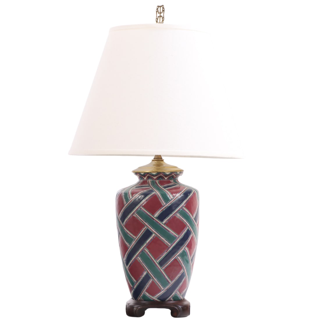 A CERAMIC TABLE LAMP WITH BASKET WEAVE DESIGN. (1 of 5)