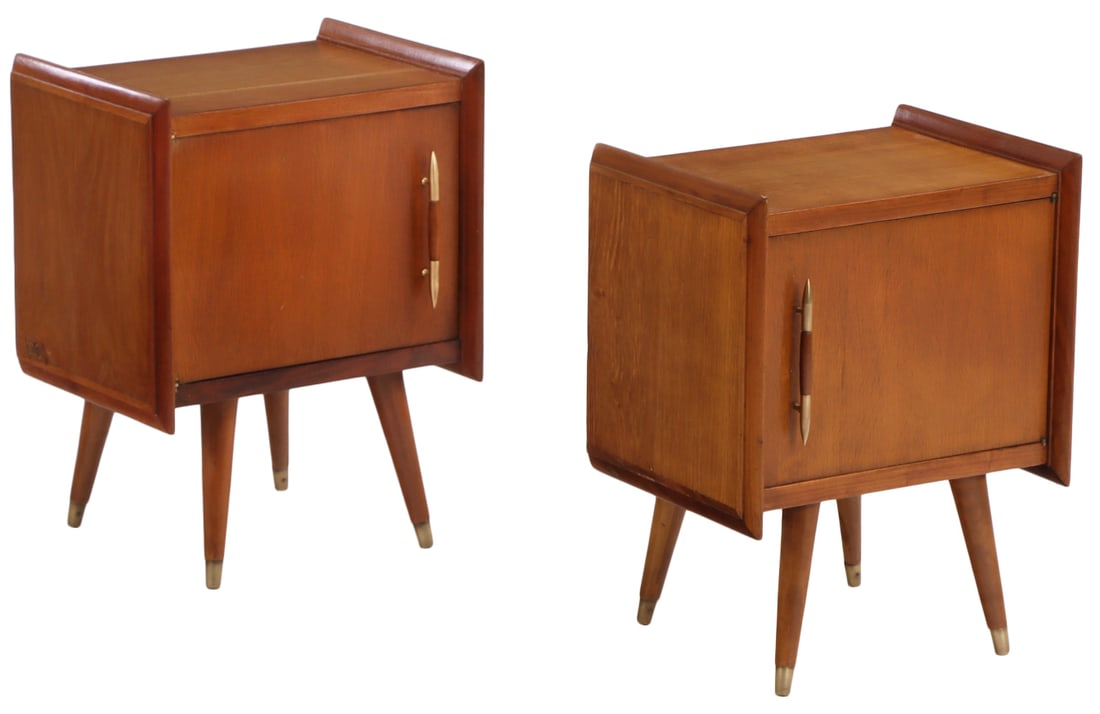 A PAIR OF MAHOGANY SINGLE DOOR NIGHT STANDS C 1950. (1 of 7)