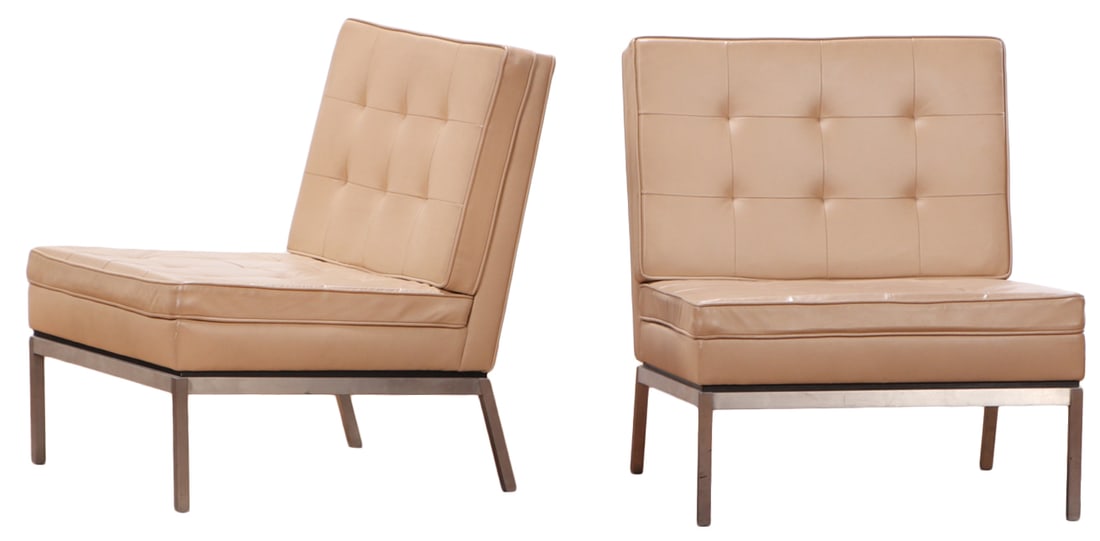 A PAIR OF KNOLL LEATHER SLIPPER CHAIRS WITH CHROME BASE, UNMARKED. (1 of 8)