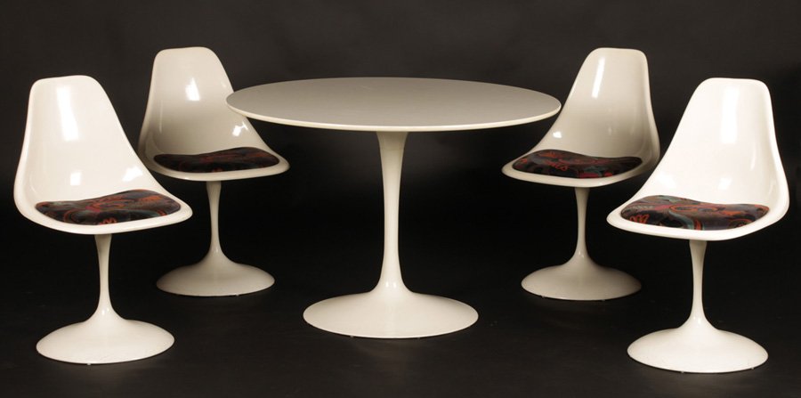 5 PC DINING SET EERO SAARINEN TABLE SHELL CHAIRS 1970: A five piece Eero Saarinen style dinette set including a table and four matching shell seat chairs circa 1970.