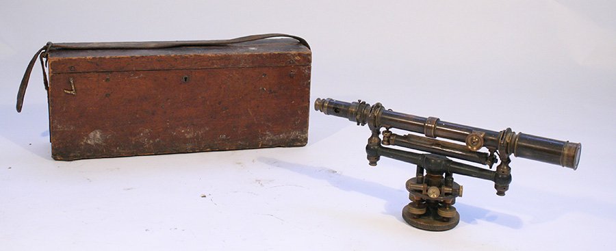 ANTIQUE W. & L.E. GURLEY BRONZE TRANSIT IN BOX: A very good antique labeled W & L.E. Gurley Troy New York bronze transit in original wood box. Ht: 21"