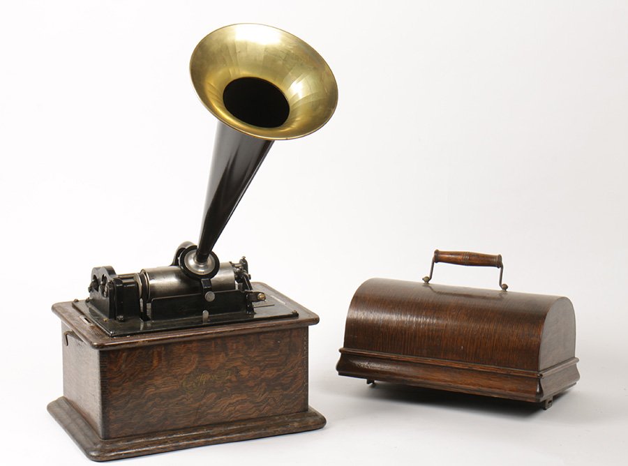 EDISON CYLINDER PHONOGRAPH OAK CASE C.1910: An Edison cylinder phonograph with horn in oak case circa 1910. Ht: 12" Width: 13" Depth: 9"