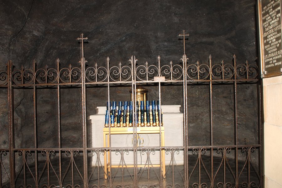 ANTIQUE HAND HAMMERED WROUGHT IRON GATE C. 1900: An antique hand hammered wrought iron gate circa 1900. Provenance: Convent of the Dominican Sisters of the Perpetual Rosary. This lot is beings sold in situ. The successful bidder is responsible for p