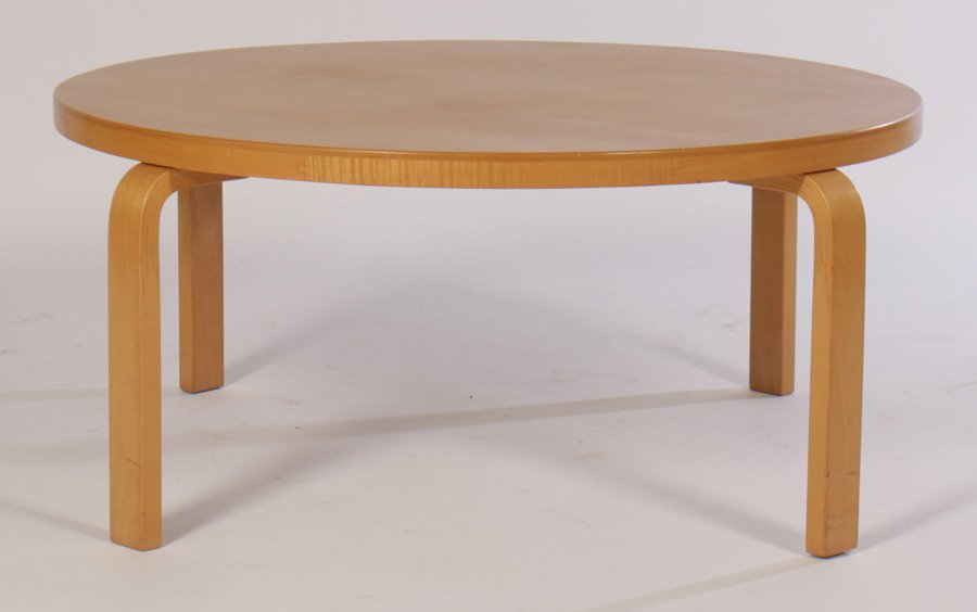 LARGE ROUND ALVAR AALTO COFFEE TABLE 1940: A large round Alvar Aalto coffee table circa 1940. Ht: 17.5" Width: 45"