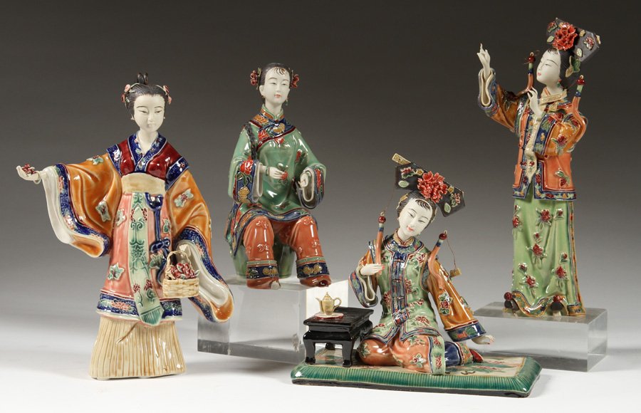 4 DETAILED & HAND PAINTED PORCELAIN FIGURES (1 of 4)