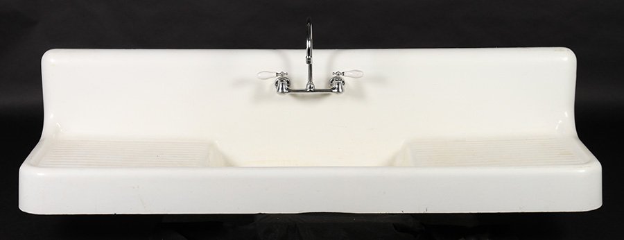 VINTAGE ENAMELED CAST IRON SINK SWAN NECK 1930 (1 of 8)
